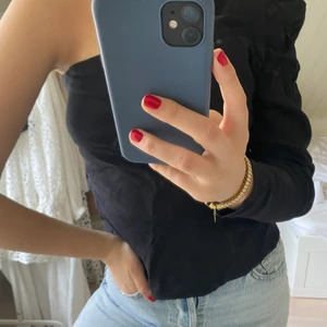 One shoulder topp från Zara - Säljer min fina one shoulder topp från Zara💖💖💖 Är i storlek L, men skulle säga att den passar XS-M! Liten i storleken!💞 Superbra skick! Kan mötas upp i Göteborgs området eller posta, köparen står för frakten🌸🌸🌸