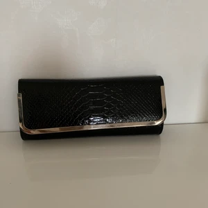 Svart axelväska  - Säljer denna axelväska.