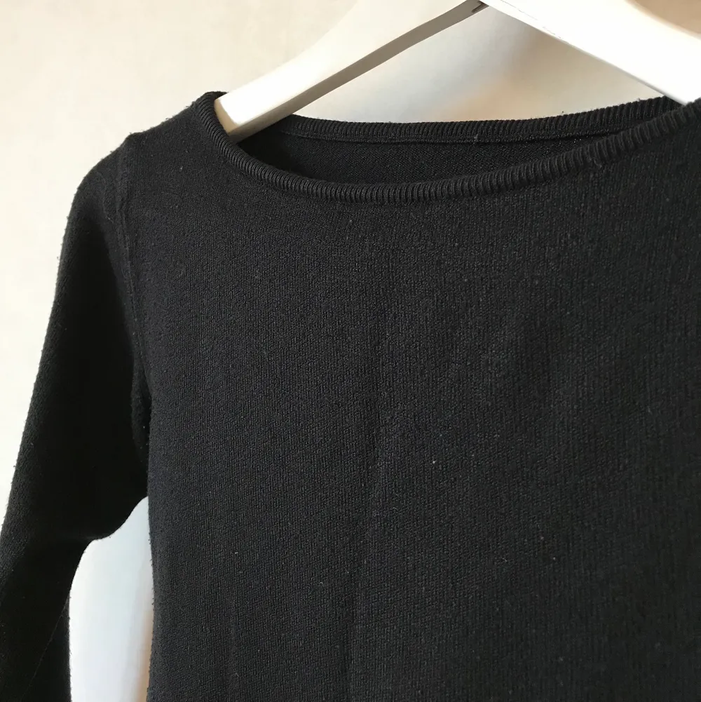 Så söt båtringad svart tröja eller kofta! Funkar både som den är eller över andra kläder. Mellan XS-S.  Kan mötas i Stockholm eller skickas mot fraktkostnad! ✨🌸✨. Tröjor & Koftor.