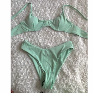 Ljusgrön bikini - Säljer en bikini i superfin färg, den satt tyvärr inte som jag ville och gick inte att returerna eftersom det är en bikini. Aldrig använd och köparen står för frakt💖 (jag tycker att den är lite liten i storleken)