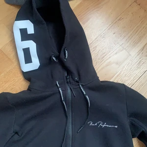Peak performance hoodie - Snygg peak performance hoodie i bra skick, använd ett fåtal gånger. Skönt material och fina detaljer samt fickor😊 storlek small men kan passa även xs och m. Skön att träna i! 