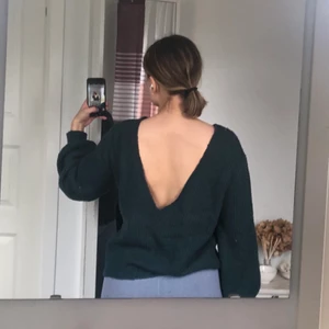 Stickad tröja med djuprygg - En smaragdgrön stickad tröja från NAKD i en kollektion med Linn Ahlborg. Otroligt fin skurning i ryggen samt ballongärmar. I en oversized modell. Köpare står för frakt och köpt är köpt! 💚