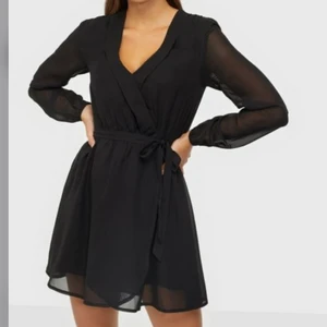 Klänning från Zara - Klänning i samma modell som första bilden fast i en superfin blå färg. Färgen görs bäst rättvisa på sista bilden. Kolla gärna in mina andra annonser, kan även samfrakta.