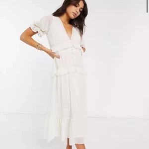 ASOS DESIGN - benvit panelsydd midiklänning med spets och knäppning - Jättefin och helt oanvänd studentklänning i storlek 36. Köptes i februari 2021, men har sedan dess hittat en annan studentklädsel! Nypris 519kr. 