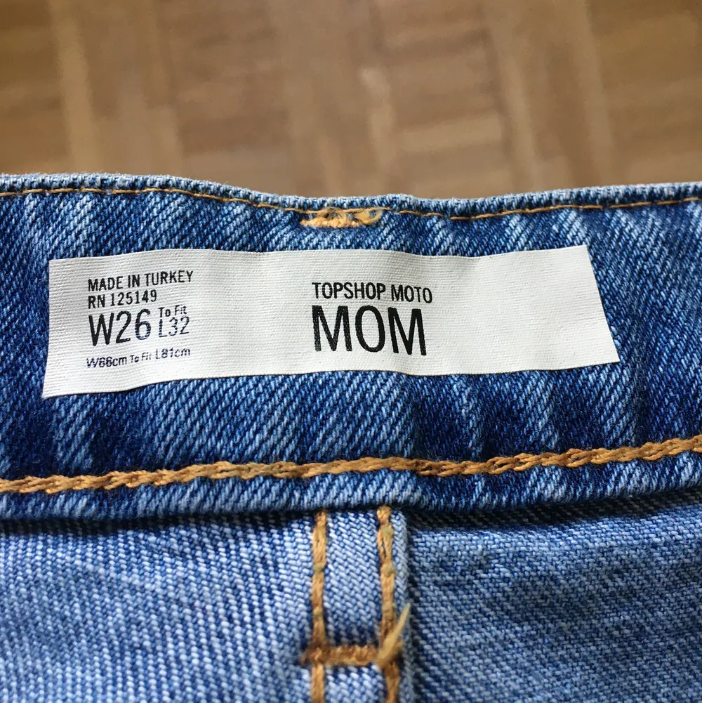 Snygga Mom jeans från topshop med rips på bla knäna. Helt oanvända. Strl 26/32 och något kortare i modellen. Frakt tillkommer ✨. Jeans & Byxor.
