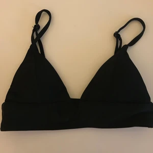 Svart bikiniöverdel strl 32 - Svart bikiniöverdel från hm. Sitter superskönt och har justerbara band över axlarna. Köparen står för frakten☺️