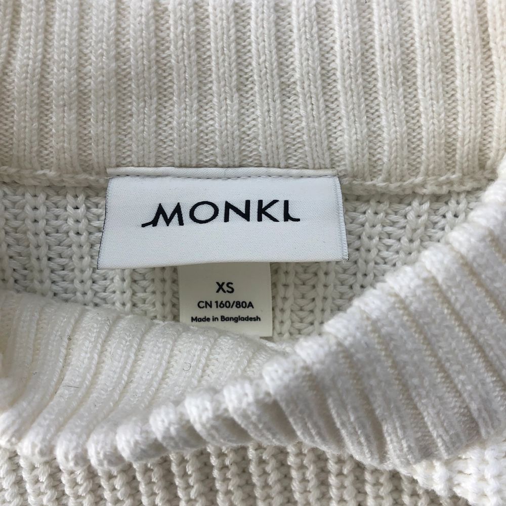 Stickad vit tröja från Monki, helt oanvänd och i nyskick. Storlek XS men något oversize så passar även en S. Perfekta tröjan, passar till allt!. Stickat.