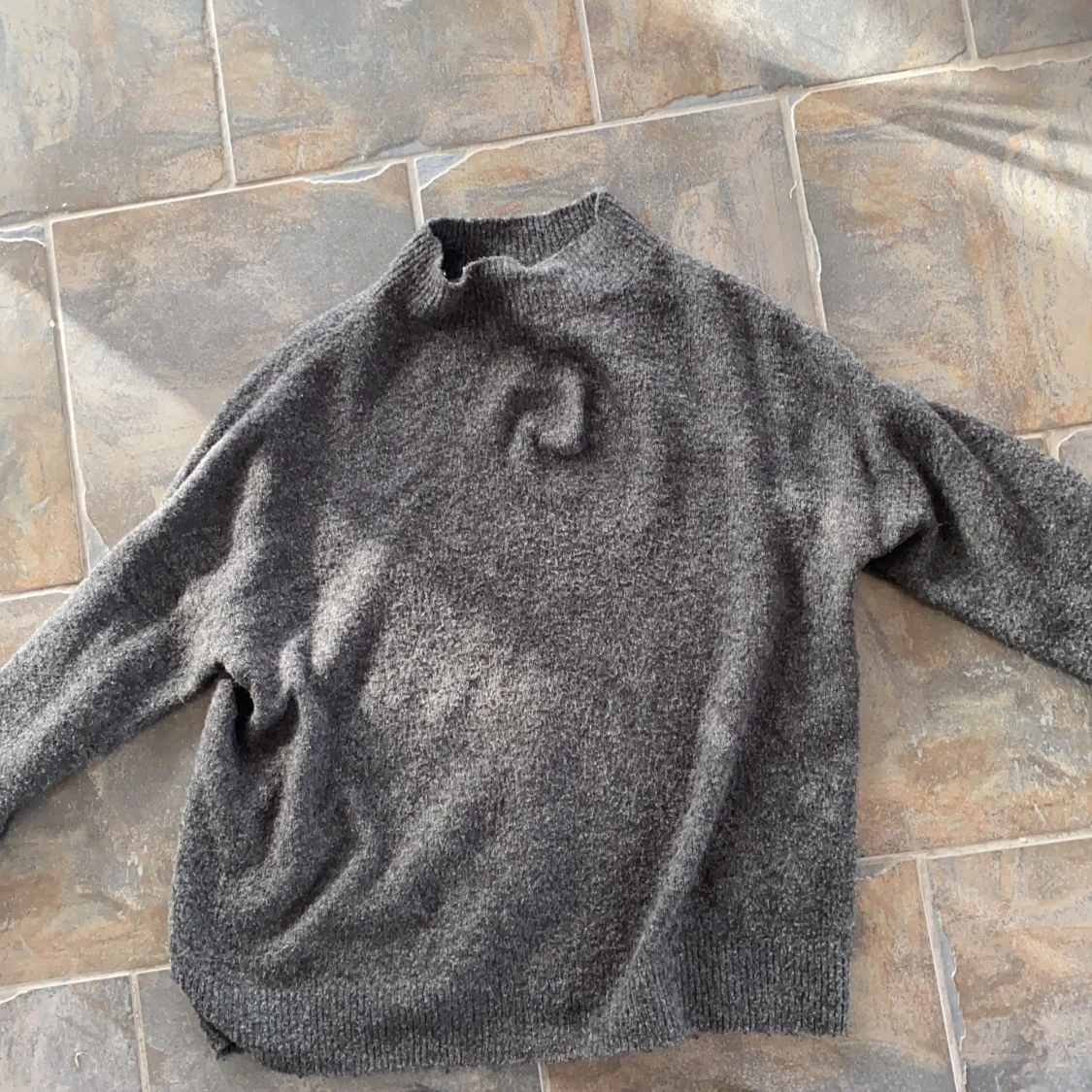 Grå stickad tröja