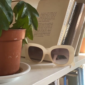 Weekday solglasögon - Najs glajjor från Weekday som knappt använts och är helt utan skador/försvagningar. Benvit, svagt beige ram och med brunlila ”glas”! ✨