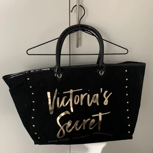 Victoria’s Secret väska  - Perfekt strandväska, weekend bag, eller varför inte shopping bag? Köpt för 350kr