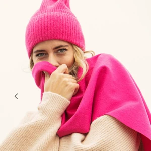 Mössa - Oanvänd mössa från Indiska me lappar o originalpåsen kvar. Jättefin rosa färg, har denna mössa i annan färg o älskar modellen verkligen men denna färgen va inte min smak. Fick i present o kunde inte returnera. Mössan håller på o gå ur sortimentet på hemsidan. Säljer även i mörkröd. Köpt för 149 kr, säljer för 90 kr inkl frakt. Pris kan alltid diskuteras 