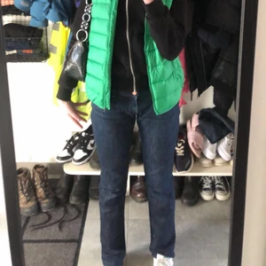 Lowrise Victoria Beckham jeans - Lågmidjade Victoria Beckham jeans! Säljer då de är lite stora på mig i midjan! Riktigt fräscha me stjärnor på rumpan✨✨