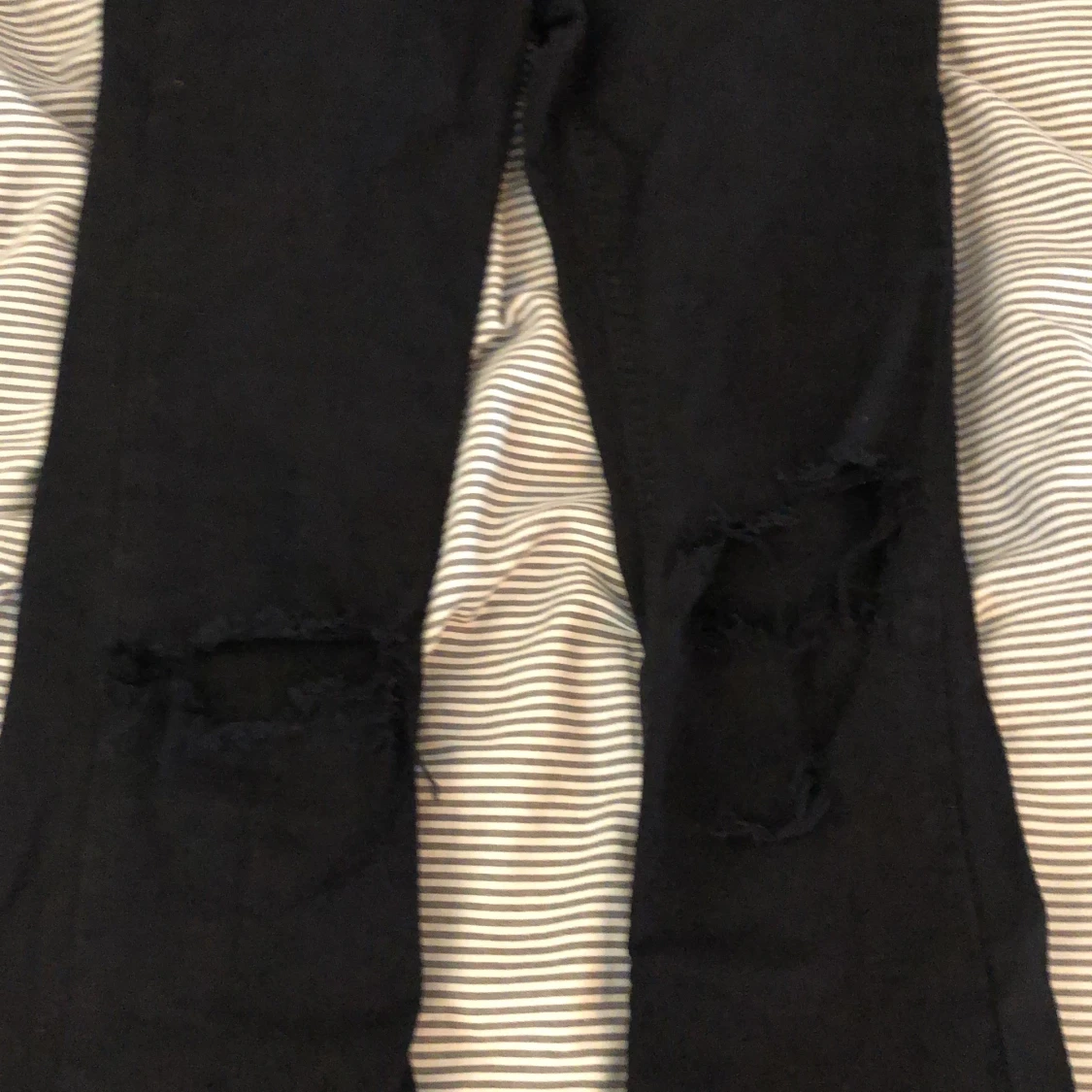 Svarta bootcutjeans med hål  - 90