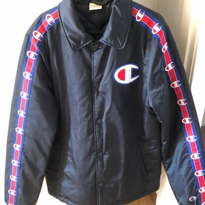 Champion jacka - Riktigt snygg (baseball?) jacka från champion! Jackan är i väldigt bra skick och lite stor i storleken, skulle säga att den passar mellan M-L. 
