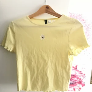 gul topp - gul topp med en blomma i mitten från HM, använd en gång endast! strl M