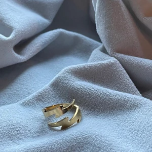 Blixt ring  - Säljer denna jättefina blixt ringen från mitt företag @jewelrybijoux_ på insta ❤️🥰 vid köp av två ringar bjuder vi på frakten 💗
