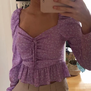 Blommig topp zara  - Så fin blommig topp från zara i storlek S, aldrig använd och lappen är fortfarande kvar, säljer endast om de är bra pris