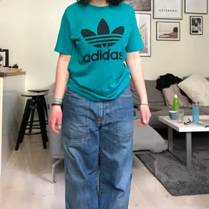 Tvärsnygg adidas t-shirt - Jävla cool adidas t-shirt, nyskick✨ kan mötas upp i Göteborg eller fraktar.