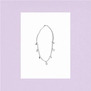 Zoe zmycken uf - Vårat smycke Vega vilket betyder stjärna. Frakt 12 kr. Följ gärna våran instagram också zmyckeen.