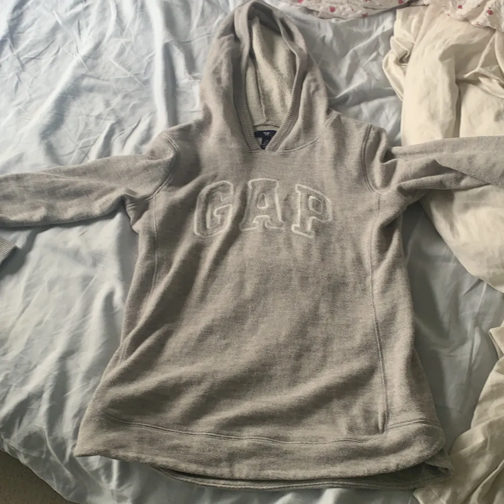 En superfin GAP hoodie som jag aldrig har använt eftersom att jag redan har en likadan. Jag har storlek xs/ s och denna sitter oversized på mig så skulle säga att den motsvarar storlek m! (120+ frakt) . Tröjor & Koftor.