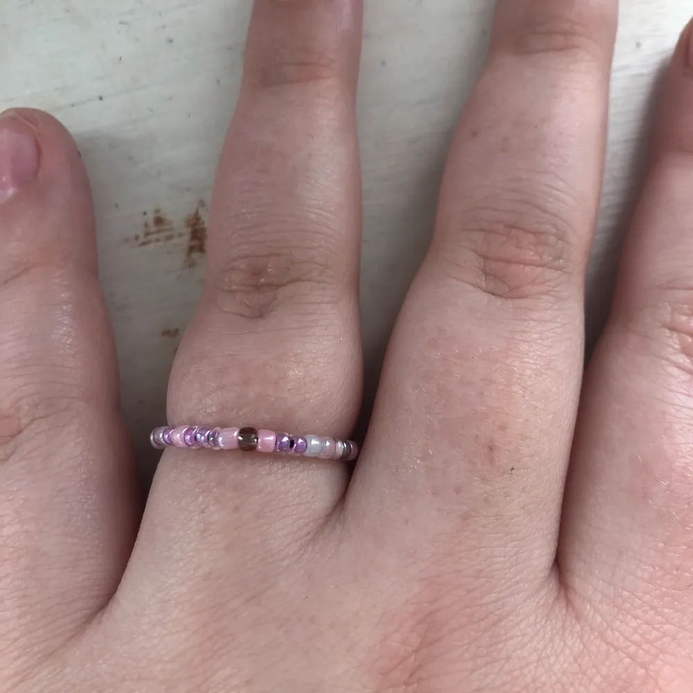 En rosa ring! Jätte fin att ge bort, ha på sig på sommar och mer! Skulle passa perfekt med en rosa klänning! Kom priv för mer . Accessoarer.