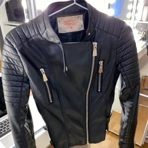 Chiqelle skin jacka strlek 38 - Har använt några gånger. Går fortfarande att använda då jackan fortfarande är i bra skick och inte har några skador. Vid intresse kan jag skicka fler bilder, filma att dragkedjan fungerar osv. Köpt för 500kr. Obs du står för frakten.