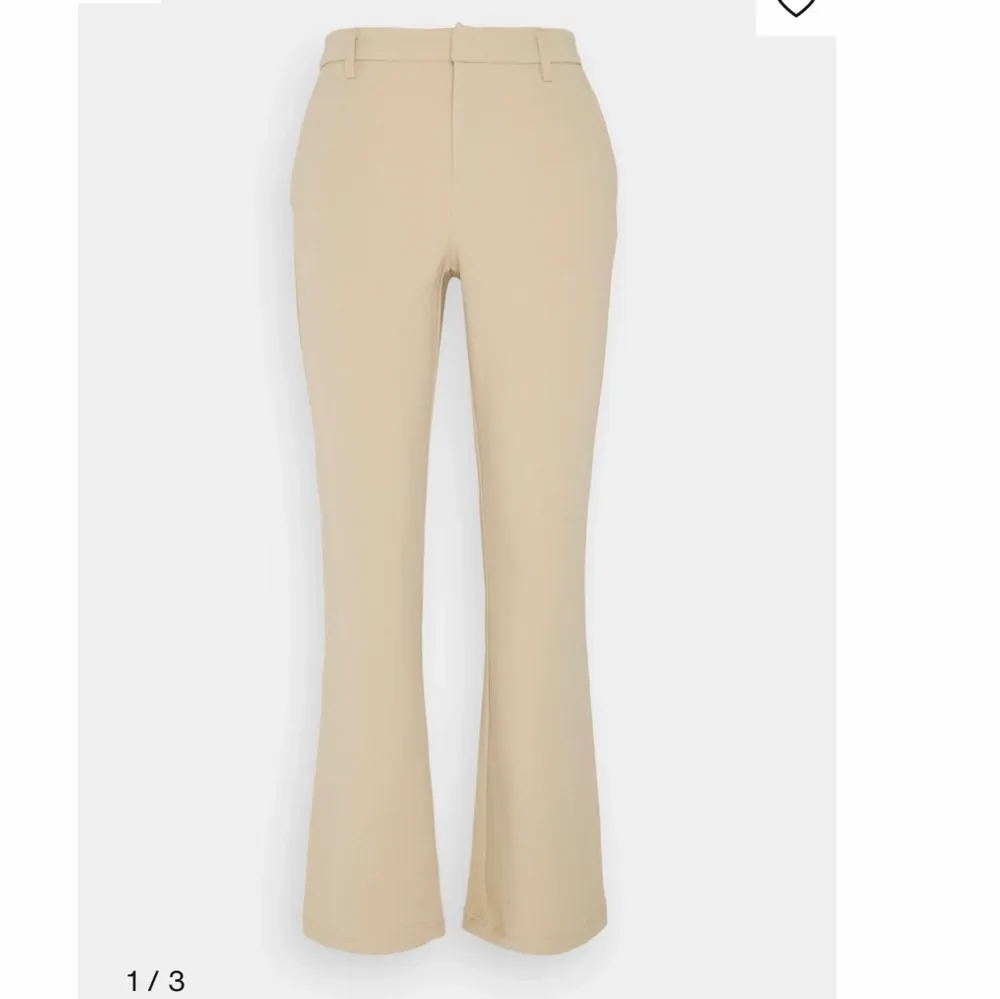 Byxorna heter ONLROCKY MID FLARED PANT - Tygbyxor från ONLY. Dom är i strl M men passar även S. Köpta för 399 kr och endast provade hemma. . Jeans & Byxor.