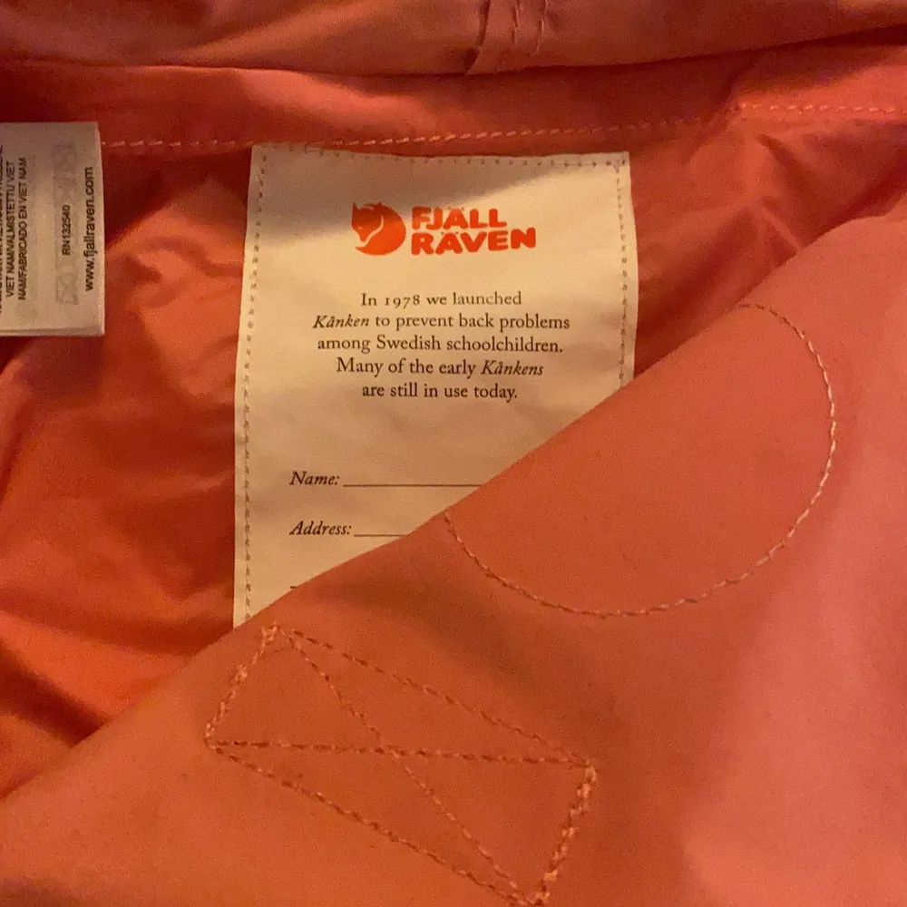 Säljer en fjällräven ryggsäck som aldrig använts, fin rosa färg ordinarie pris är 961kr säljer för 500 inklusive frakt, pris kan annars diskuteras💕💕💕. Väskor.