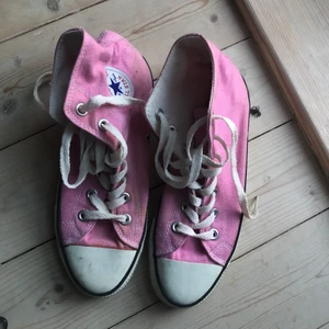 Coverse - Super söta babyrosa coverse 🤍 dom är använda men i bra skick! Köparen står för frakt!🙌🏼🤍