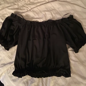 Crop top - Svart offshoulder croptop från Gina tricot! Köparen står för frakt 🌸