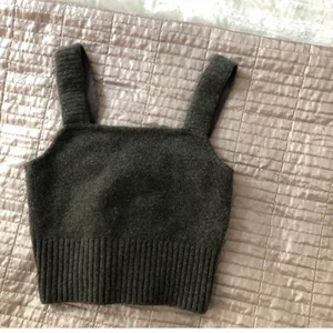 Stickad topp - Skit fin top som passar till både fest och vardag, knappt använd 💕 Den är även väldigt stretchig så skulle säga att den passar en XS-L, BUDA