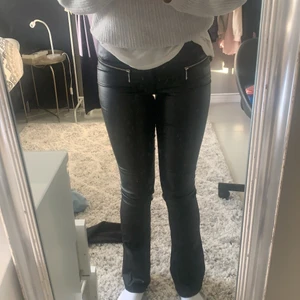 NAKD x AFJ skinnbyxor - Säljer mina älskade skinnbyxor från NAKD x AFJ ! Tyvärr har de blivit för små för mig i midjan och säljer därmed :( Helt slutsålda och otroligt användbara till både vardag och fest😋😋 Bootcut modell och otroligt bekväma! Köpta för 599 förra julen! 💓💓 storlek 34 men ser ut såhär på mig som oftast har 36/38! Är mer bootcut i verkligheten! tveka inte att skriva vid frågor!budet ligger just ju på 150kr kommentera eller skriv privat vid högre bud. 