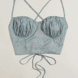 Topp - Gullig topp mot sommaren och stranden, kände inte att den passade för mig därför säljer jag den. Jätte fint material och inte alls genomskinlig. 💗