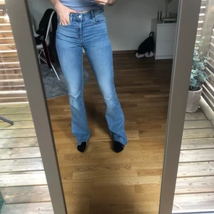 Zara, blå bootcut - Blåa bootcut jeans från zara i storlek 36. Är 168 och de är väldigt långa på mig, jag har klippt av byxorna så de är lite fransiga nu. Sköna och stretchiga jeans. Köparen står för frakten som kan variera i pris beroende på hur stort kuvert som behövs!☺️