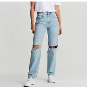 Populära gina jeans  - (Lånade bilder från ginas hemsida) Jätte fina Gina jeans med hål på knäna, använda ca 3 gånger och säljer pga att dom blivit för små:( . Storlek 34 💕💕