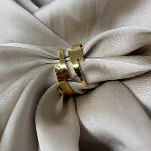 Väldigt fin ring som är guldfärgad och formad som en blixt⚡️ Har även en silvrig likadan ring!✨