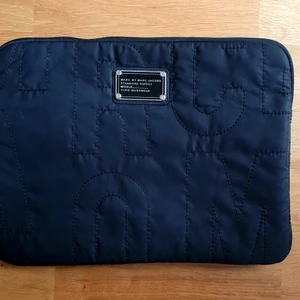 Marc By Marc Jacobs, Lapotopcase - Snyggt datafodral, använd några gånger (se bilder). Funkar för datorer som är max 13 tum.