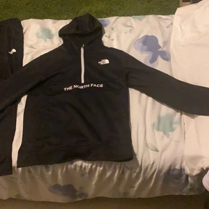 The north face tracksuit  - Båda plaggen är storlek M och sitter tts köpta för ett år sen och har legat mesta tiden i garderoben . Väldigt bekväm. Vill helst sälja båda plaggen tillsammans men skulle kunna tänka mig att sälja dom enskilt . Priset kan diskuteras . Kolla gärna in mina andra inlägget, håller på att rensa garderoben 