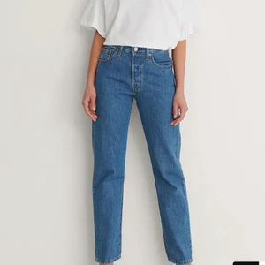 Midrise Levis jeans - Säljer dessa snygga Levis jeans som blivit för små för mig. Är använda ett flertal gånger, men är fortfarande i gott skick:) Byxorna är i storlek W28 L28, dvs ungefär storlek 38.