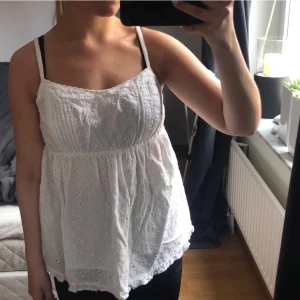 Sött linne  - Jag säljer detta söta linne från Lager 157. Det är ett somrigt linne med fina mönster. Det är resårband i ryggen reglerbara band🤍🤍 Linnet är oanvänt. Kontakta mig i dm om du är intresserad. Passar bra på mig som XS, kan passa många storlekar tack vare de reglerbara banden!!