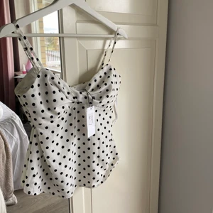 Prickig topp - Jättesöt och oanvänd prickig topp från märket Sheike, har lappen kvar🤍 Nypris ca 800kr 