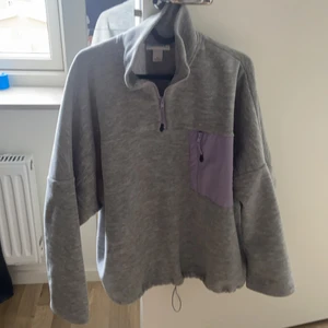 Monki - Super snygg polotröja från monki, jätte skön material och supersnygga lila detaljer! 