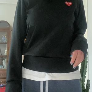En COMMES des GARCONS hoodie i storlek L - Det är en storlek L MEN den är liten i storleken! Använd 5 gånger! Säljer pga använder aldrig 