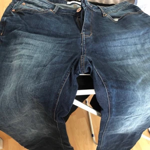 Byxor  - Det är ett par byxor som är använda ett par gång 