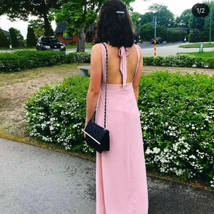 Balklänning  - Jättefin ljusrosa långklänning med öppen rygg. Använd under ett tillfälle på min egna skoldans. Jag är 167 cm lång. Kan skicka fler bilder vid intresse