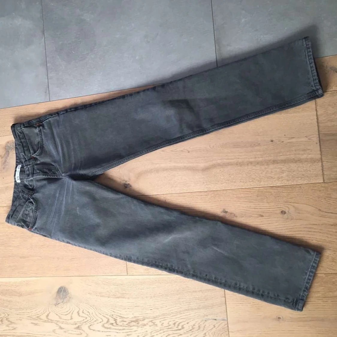 Trendiga gråa zara jeans - 91