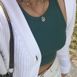 Grönt Linne, strl S, Zara - Snyggt tight grönt linne från zara! Förra årets kollektion så säljs ej i denna färg längre💗 BUD: 115 kr