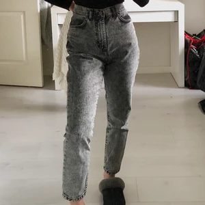 Dr. Denim Nora mom-jeans - Säljer mina stentvättade jeans! Ett par coola mom-jeans i modellen ”Nora” från Dr. Denim. Jeansen är i bra skick men säljer pga att de är för stora i midjan på mig. Jag är 160cm och är lite längre än ankellånga på mig. Nypris: 599kr, köpare står för frakt! Skriv gärna om ni har frågor💕