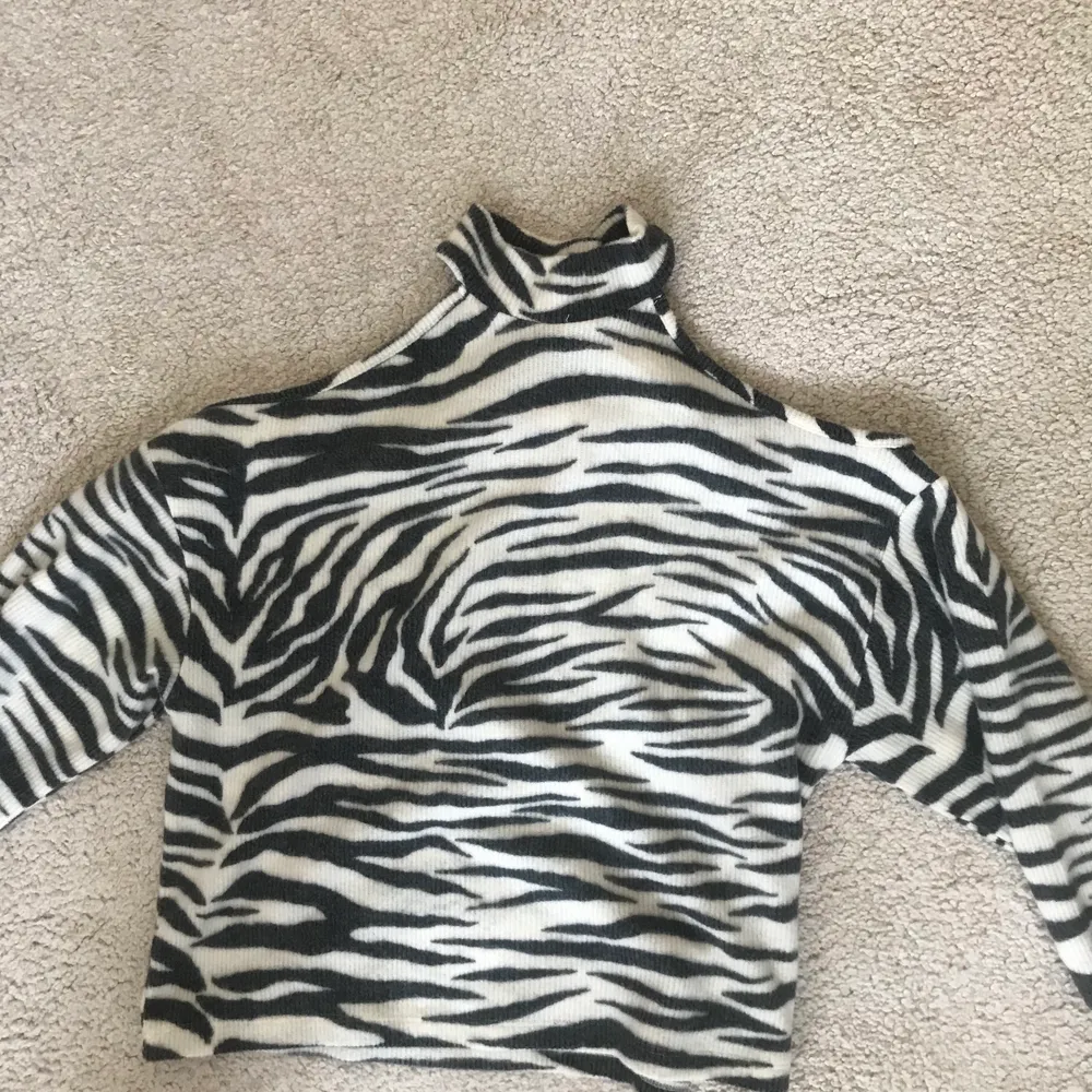 Trendig zebra tröja med öppna axlar. Aldrig använd!. Tröjor & Koftor.
