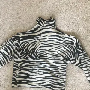 Trendig zebra tröja med öppna axlar. Aldrig använd!